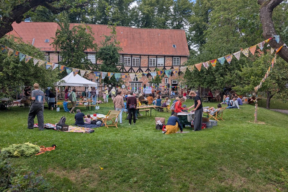 Blick auf das Fest mit Wimpelkette im Vordergrund