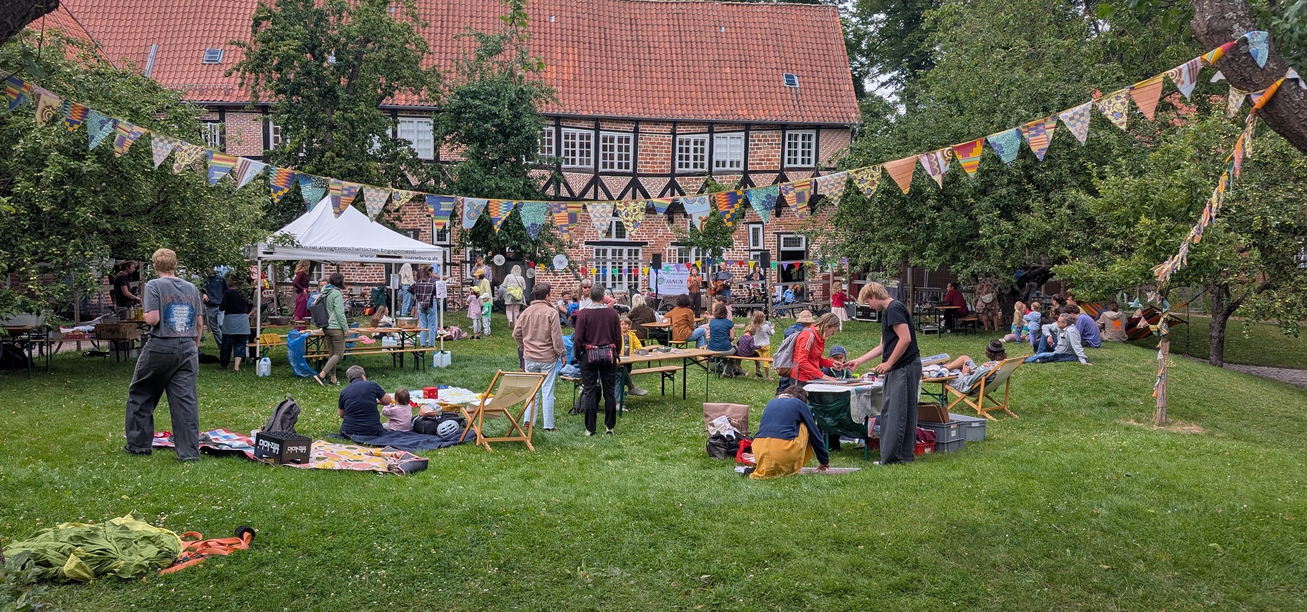 Blick auf das Fest mit Wimpelkette im Vordergrund