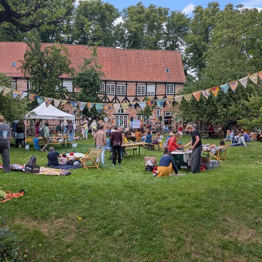 Blick auf das Fest mit Wimpelkette im Vordergrund