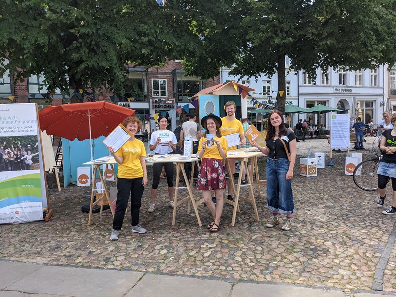 Vertreter*innen der Bürgerbegehren "Radentscheid" und "Klimaentscheid" vor dem Stand der Speak-Up-Veranstaltung